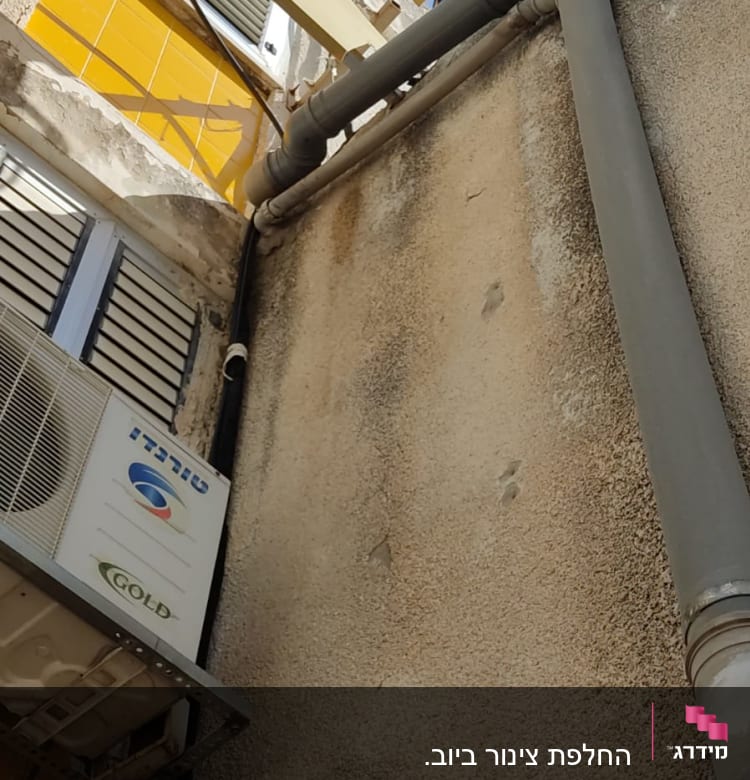 צינורות פלסטיק מותקנים על קיר חיצוני